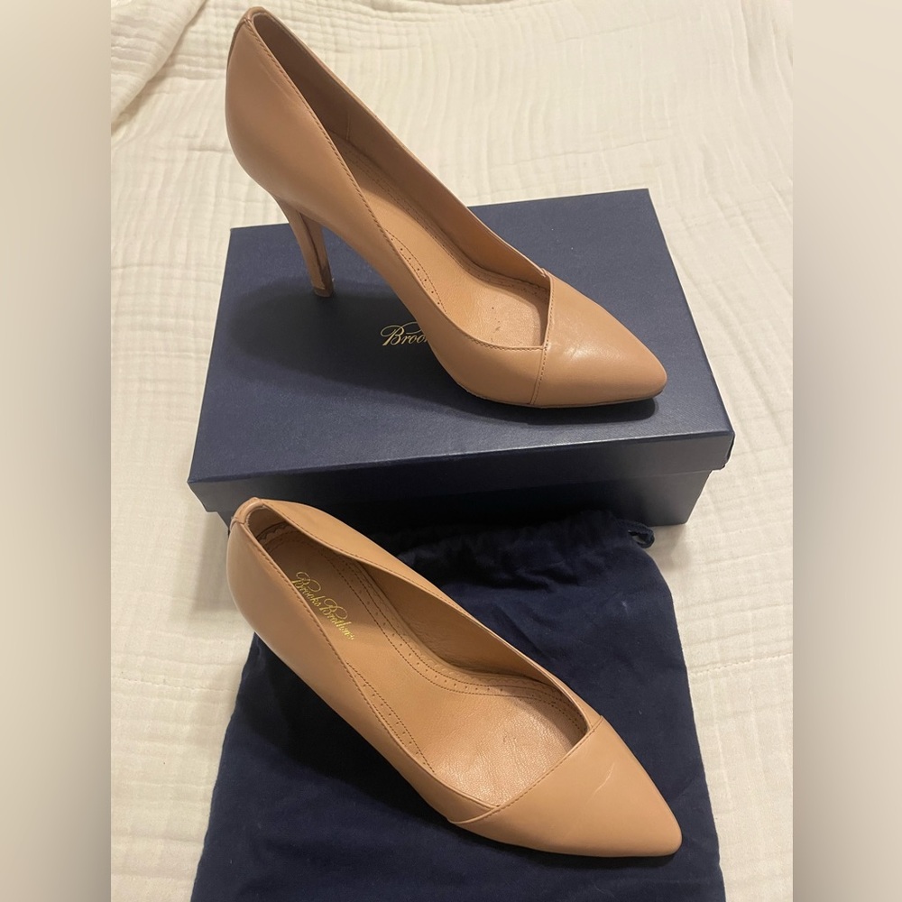 Brooks Brothers nude pumps. Size 8